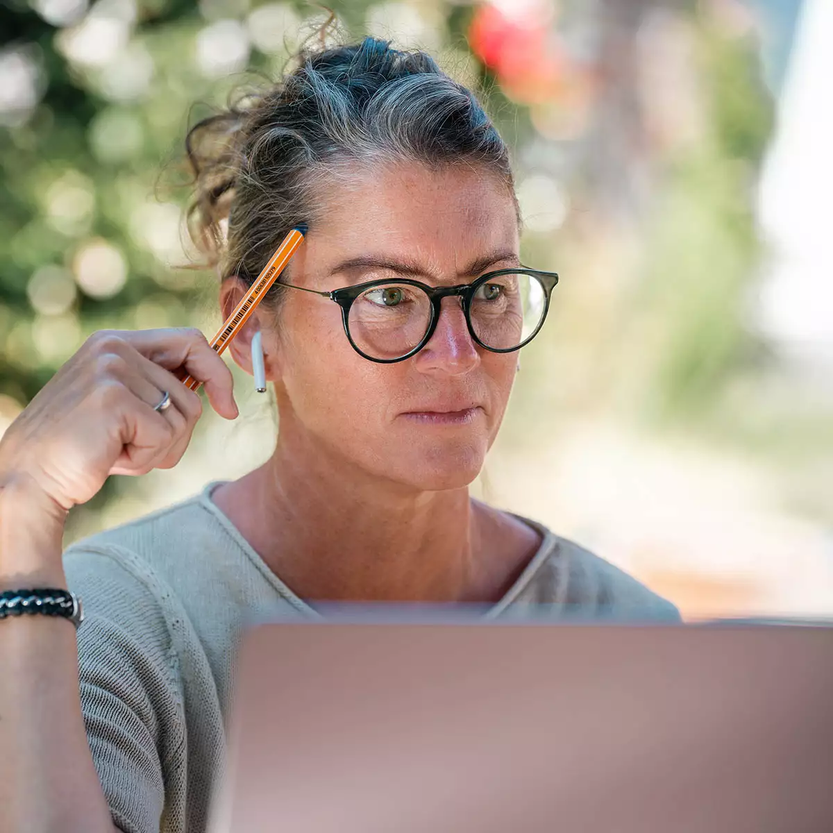 Ines Preißer beim Nachdenken für neue Ideen für mehr Sichtbarkeit von Webseiten