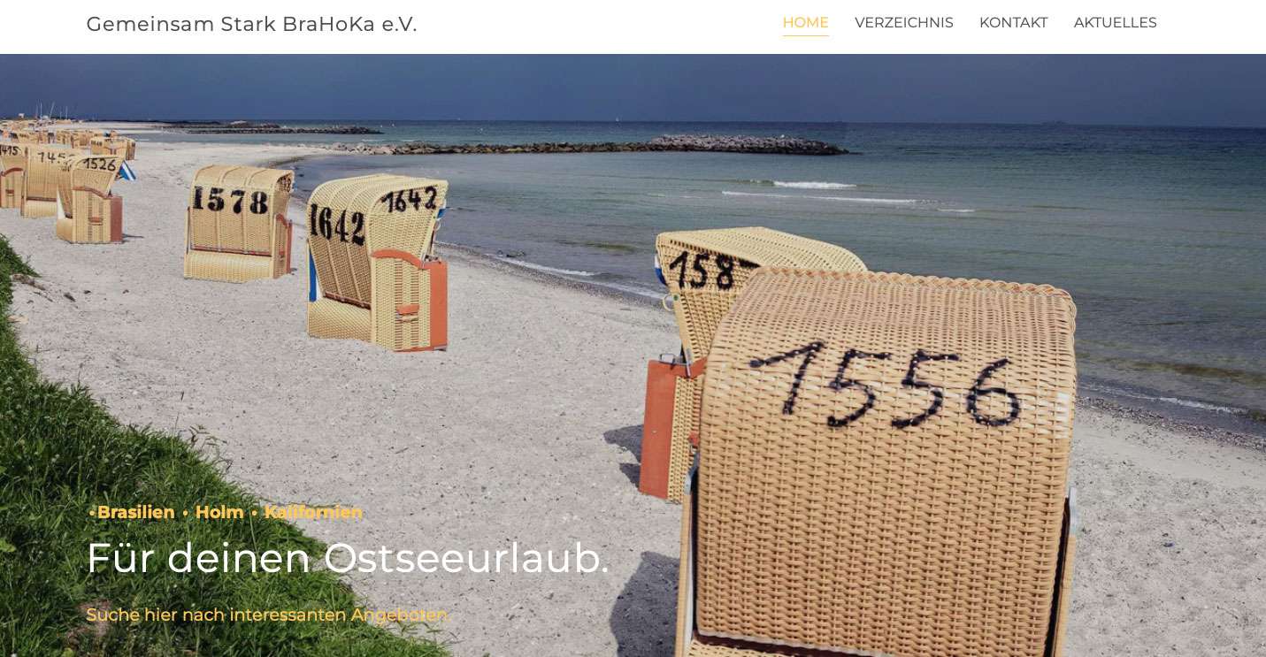 Sonne, Meer, Strand und Strandkörbe aneinandergereiht am Strand von Kalifornien