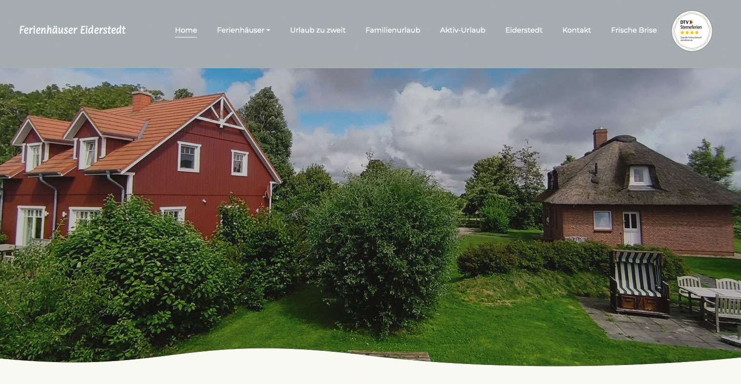 Zwei Ferienhäuser inmitten grüner idyllischer Landschaft