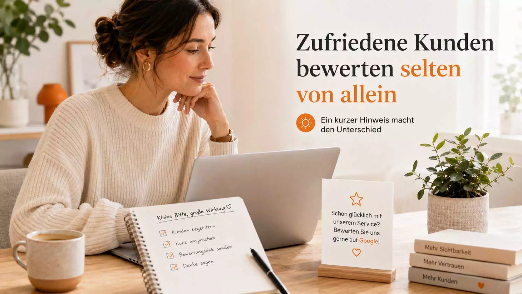 Unternehmerin plant am Laptop, zufriedene Kunden freundlich an Google Bewertungen zu erinnern.