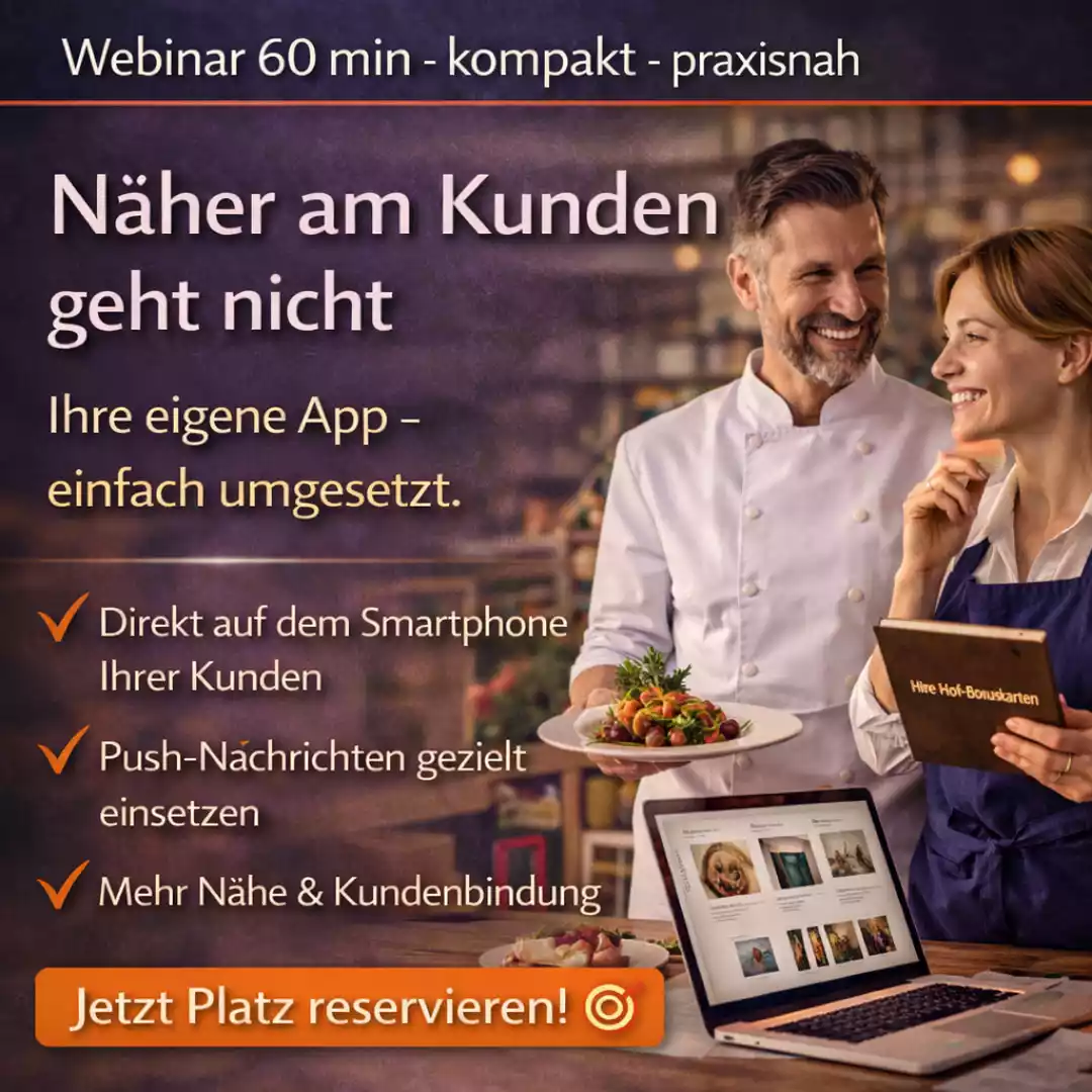 Koch und Servicekraft planen Angebote und nutzen Marketing zur Steigerung von Reservierungen